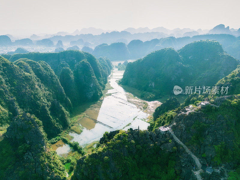 越南宁平区tam coc山区景观的无人机视图